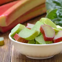 Frisch geschnittener Rhabarber in einer Schüssel, bereit für die Zubereitung. Reich an Vitaminen und Ballaststoffen, ein Genuss für den Gaumen.