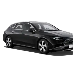 Czarne kombi Mercedes-Benz CLA Shooting Brake na czarnym tle.