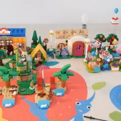Lego-Nachbau einer Animal Crossing-Insel mit Häusern, Strand und Figuren.