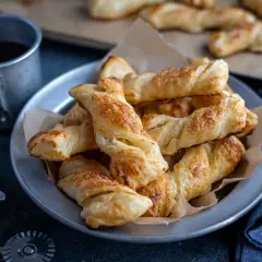 Ciastka z ciasta francuskiego: Szybkie przepisy na słodko i słono