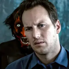 Mężczyzna z przerażeniem patrzy w obiektyw, podczas gdy za nim czai się demon. Scena jak z najlepszych filmów grozy.