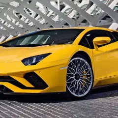 Ile koni ma Lamborghini Aventador? Sprawdź moc różnych modeli!