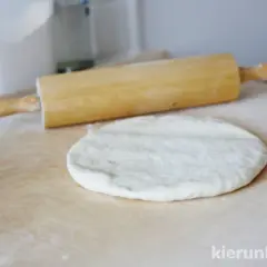 Jak rozwałkować ciasto na pizzę? Poradnik idealnego spodu!