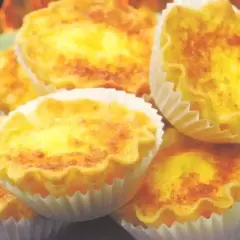 Saporiti sformatini di formaggio, dorati e invitanti, pronti per essere gustati.