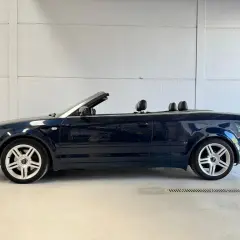 Audi A4 1.8T 163cv descapotable azul oscuro, ideal para disfrutar del sol. Opiniones positivas sobre su rendimiento.