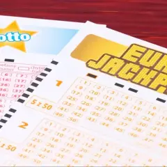 Kupony Lotto i Eurojackpot, do której wysyłamy eurojackpot, leżą na drewnianym stole.