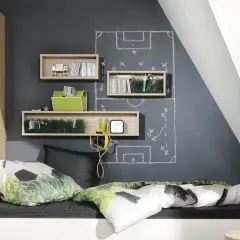 Fußball-Taktik an der Wand, ein Bett mit Fußball-Motiv und grüne Akzente – dieses Jugendzimmer in frischen Farben inspiriert.