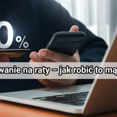 Raty 0% to świetna okazja! Ktoś trzyma kartę i telefon, planując mądre zakupy na raty.