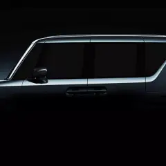 Ciemny, nowoczesny **Daihatsu** z charakterystycznym światłem tylnym w kształcie litery C i futurystycznymi światłami z przodu.