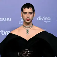 Eduardo Casanova, con un elegante vestido negro y joyas deslumbrantes, posa en la alfombra roja de los Goya.