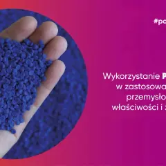 Granulat PVC w dłoni, symbolizujący wykorzystanie PVC-U w przemyśle.