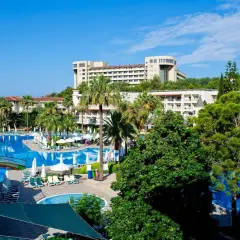 Luksusowy hotel z basenami i palmami, idealne miejsce na wakacje. Barut Hemera zaprasza!