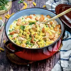 Herzhafte Nudelpfanne mit Würstchen und Erbsen – ein einfaches Hauptgericht, das schnell zubereitet ist. Perfekt für schnelle Rezepte leichtes Hauptgericht.