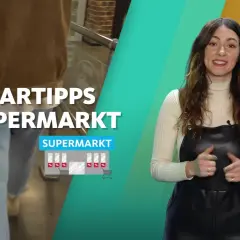 Frau erklärt 5 Spartipps im Supermarkt, um Geld zu sparen. Links eine Person mit Einkaufskorb.