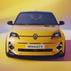 Żółty Renault 5 e-tech z czarnym dachem, nowoczesnymi światłami i napisem "RENAULT 5" na tle tęczowego gradientu.