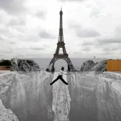 Une femme saute au-dessus d'un gouffre peint au sol, devant la Tour Eiffel. Un **tableau trompe l'oeil** saisissant.