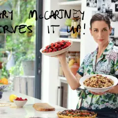 Mary McCartney w kuchni pełnej cudów, prezentuje misę świeżych owoców i talerz granoli.