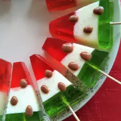 Arbuzowe galaretki na patyczkach, wyglądają jak kawałki arbuza. Ciekawi mnie, ile czasu tężeje galaretka, by uzyskać taki efekt.
