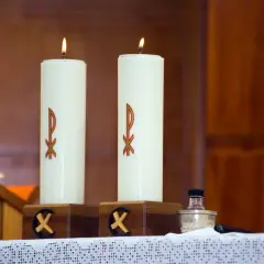 Co symbolizują świece na ołtarzu? Odkryj ich głębokie znaczenie