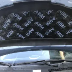 Mata pod maskę samochodu z logo ABM, poprawiająca komfort akustyczny.