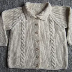 Golfino neonato 1 mese, color crema, con trecce e bottoni. Perfetto per i primi mesi del tuo bimbo.