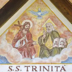 Darstellung der heiligen Dreifaltigkeit: Gott Vater mit Buch, Sohn mit Kreuz und Heiliger Geist als Taube.