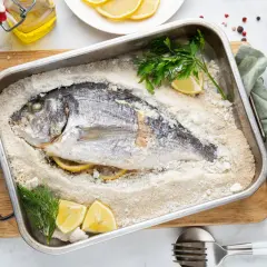 Dorada z piekarnika, zapieczona w soli, z cytryną i ziołami. Idealna na obiad.