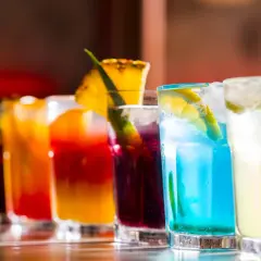 Proste przepisy na drinki – jak zrobić pyszny drink w domu