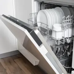Otwarta zmywarka Electrolux z pełnym załadunkiem naczyń. Pojawił się błąd i30, co oznacza problem z dopływem wody.