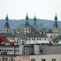 Imponująca bazylika z zielonymi kopułami góruje nad miastem, tworząc malowniczy krajobraz kielecczyzny.
