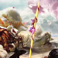 Katy Perry w teledysku "California Gurls" wspina się po lizaku na tle lodowej krainy z napisem "HOLLYWOOD".