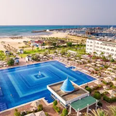 Luksusowy hotel z basenem i widokiem na morze w Tunezji, idealny na podróż w stylu Marco Polo.