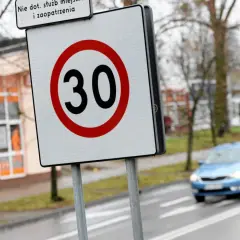 Znak ograniczenia prędkości do 30 km/h. Czy skrzyżowanie odwołuje ograniczenie prędkości? Nie widać tego na znaku.