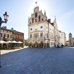Ile trwa lot z Rzeszowa do Warszawy? Zaskakujące fakty o czasie podróży