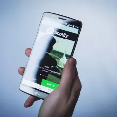 Dłoń trzyma smartfon z ekranem Spotify. Czas na podsumowanie roku, kiedy Spotify Wrapped!