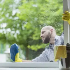 Mycie okien bez smug: Odkryj triki profesjonalistów!