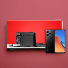 Ein schwarzer Drucker und ein Samsung-Handy liegen nebeneinander. Mit dem Handy kann man Dokumente scannen.