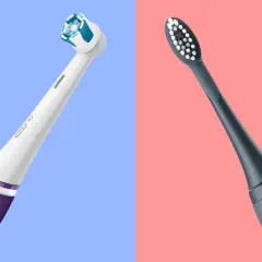 Dwie szczoteczki do zębów: soniczna Oral-B i elektryczna Ordo, na tle niebieskim i różowym.