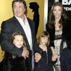 Sylvester Stallone z żoną i córkami, jego słodkie sylvester stallone dzieci, pozują na ściance.