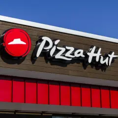 Logo Pizza Hut na brązowej elewacji. Idealne miejsce na wtorkowe promocje!
