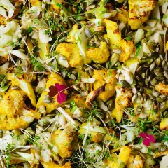 Ugnsrostad blomkål med pumpafrön och örter, en del av en antiinflammatorisk kost. Vackert och gott!