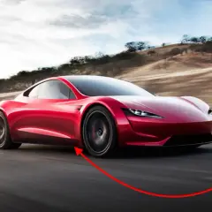 Czerwony Tesla Roadster pędzi po drodze, a schemat pokazuje jego innowacyjny system wentylacji.