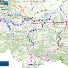 Mapa z zaznaczonymi trasami rowerowymi w okolicach Nowego Sącza i Krakowa.