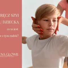 Delikatne badanie głowy chłopca, by sprawdzić kręcz szyi u dziecka. Poradnik dla rodziców.