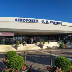 Lotnisko G.B. Pastine, Ciampino. Droga z lotniska do centrum Rzymu zaczyna się tutaj, przy wejściu z napisem "Partenze Departures".