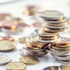 Stosy monet euro, w tym dwu- i jednogramowe, tworzą bogactwo. Co to jest bilon? To drobne pieniądze, które często gromadzimy.
