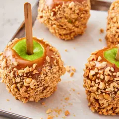 Manzanas acarameladas cubiertas de cacahuetes, perfectas para recetas con manzanas.
