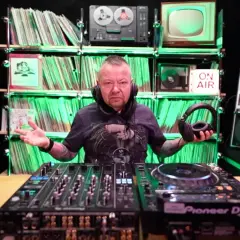 Jakie słuchawki dla DJ-a? Wybierz najlepsze modele dla siebie