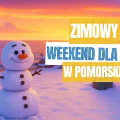 Bałwanek na plaży przy zachodzie słońca, z napisem "ZIMOWY WEEKEND DLA DZIECI W POMORSKIEM".