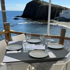 Mesa puesta en uno de los restaurantes en Gata con vistas al mar y a la playa.